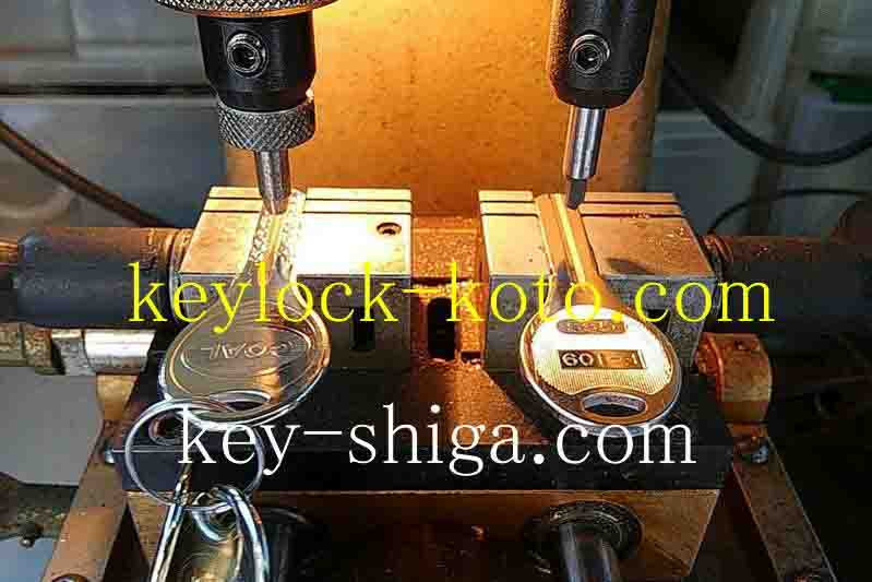 特殊キー製作機械でディンプルキーなどのキーを作成します。滋賀県、カギと錠前のプロフェッショナル。地元直営の鍵屋【キー滋賀.com】